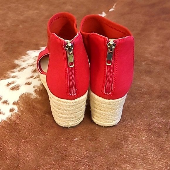 ⭐ Red Wedge Espadrilles / Heels With Zipper and Stretch Ankle Support Size 6 - Picture 4 of 10